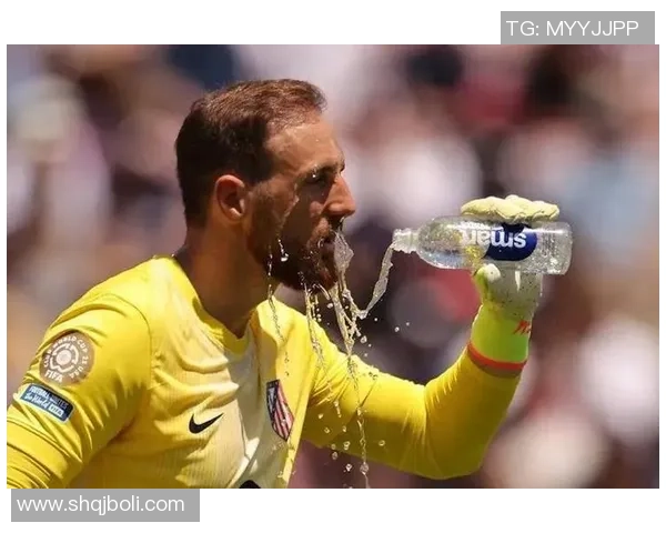 足球明星翻广告牌引发热议球场外的新商业潮流与影响力探讨